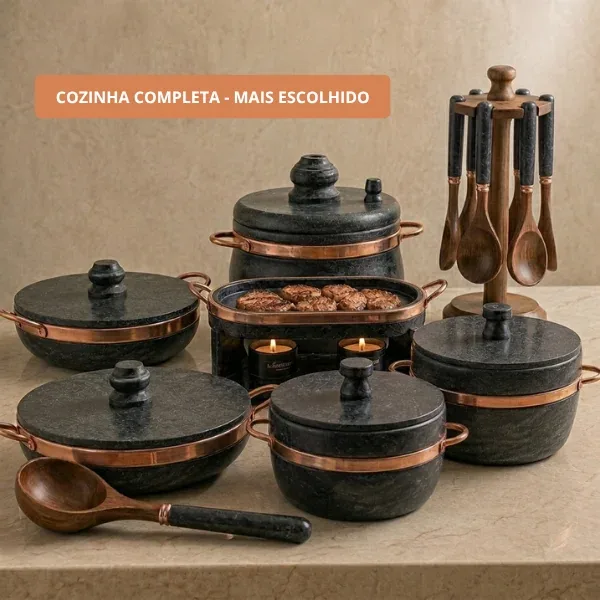 Kit 5 Panelas + Tábua Fogareiro + Brinde 7 colheres Naturalli de pedra sabão com alças de cobre sobre bancada de mármore