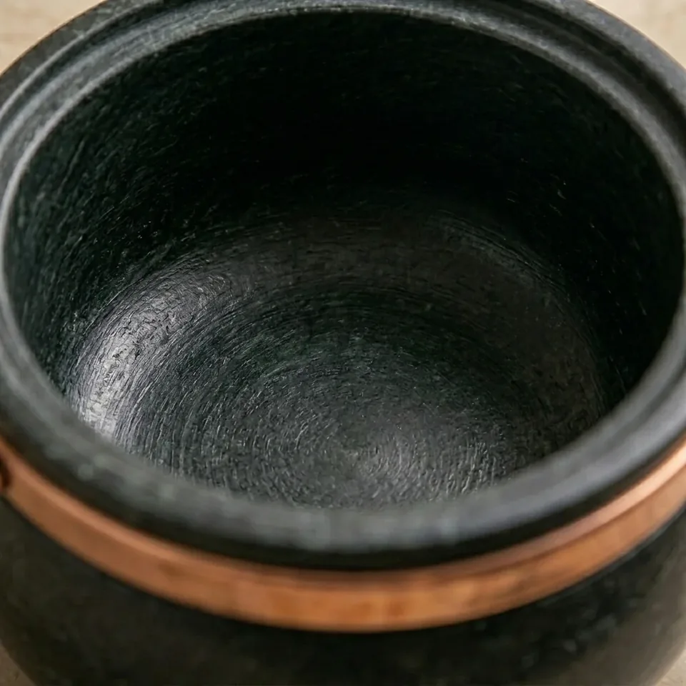 Detalhe do Kit 5 Panelas em pedra sabão maciça